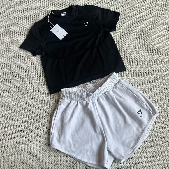 Gymshark Set Women's NWT Black Seamless Boxy Tee & White Sweat Shorts Outfit - Picture 2 of 8